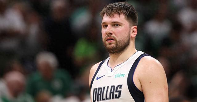 场地上踢球 场地上踢球